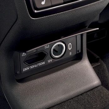 Prise 230 V et port USB-C arrière